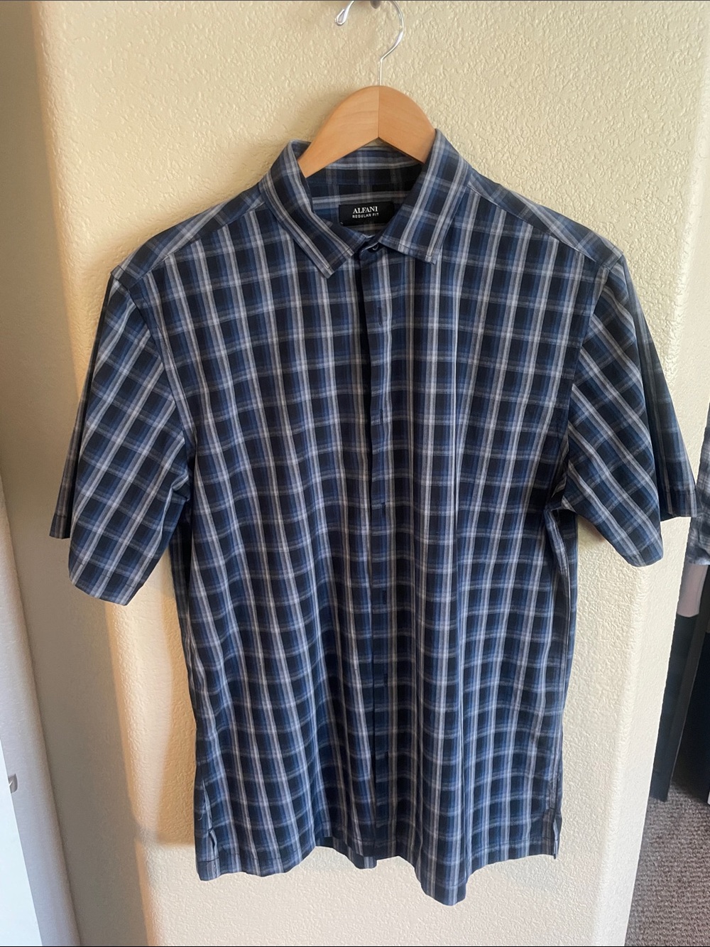 Alfani Men’s Blue and White Plaid Short-Sleeve Button-Down Shirt Size M
